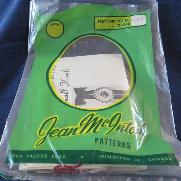 Jean McINTOSH Three Small FLORALS Petit Point Kit M-172 (#911) - Picture 2 of 7